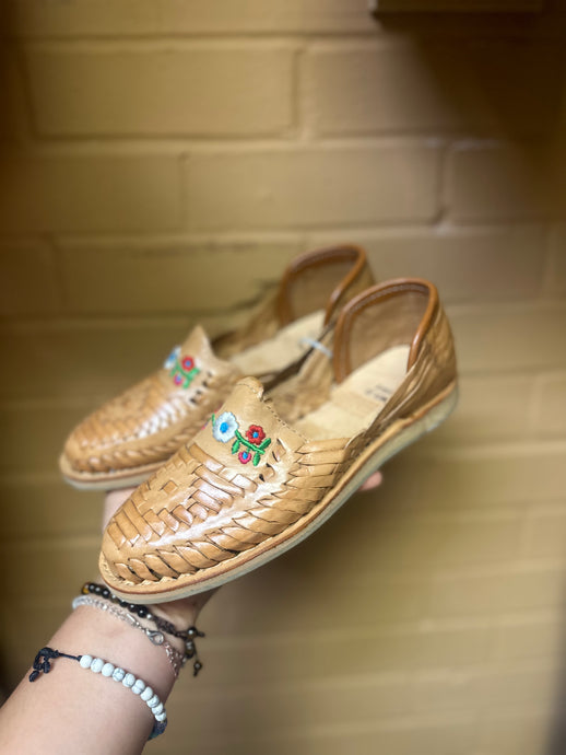 La Rosa Tan Flores Bordadas Huaraches Cerrado