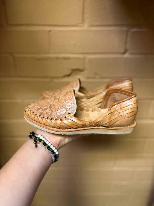 DF La Rosa Cincelado Tan Huaraches Cerrado