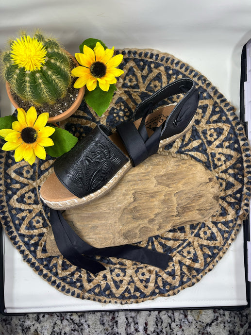 La Rosa Cincelado Black Ribbon Lace Huaraches