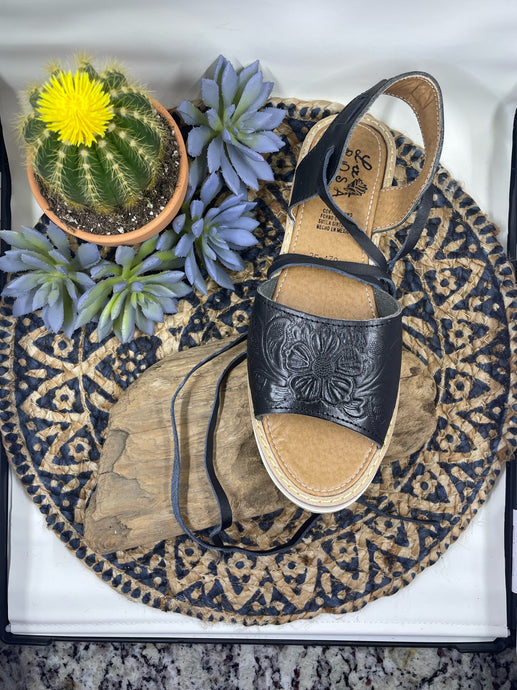 La Rosa Cincelado Negro Laced Huaraches